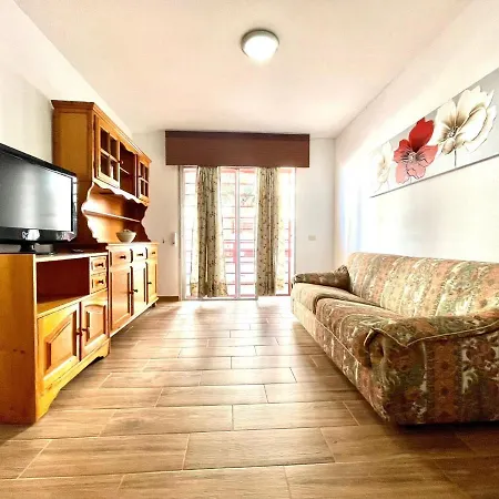 Urb. Palmeras Del Sur Con Piscina アパート アデヘ